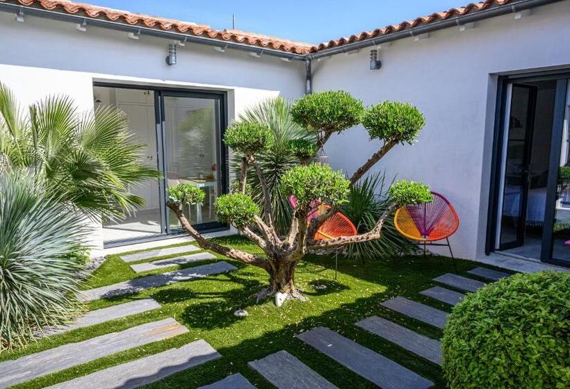 Standard Triple Room with Terrace, Le Clos Des Fantaisies
