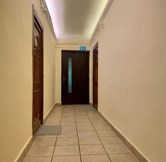 اتاق استاندارد سه نفره, Aranykorona
