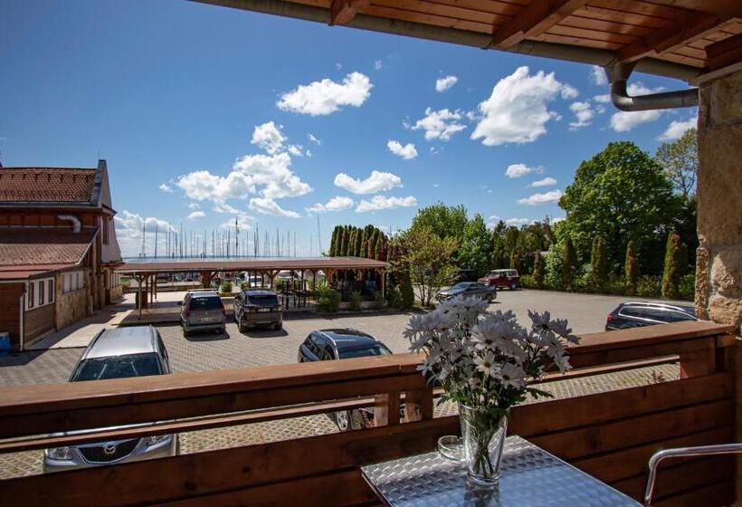 غرفة قياسية, Balatonfői Yacht Club