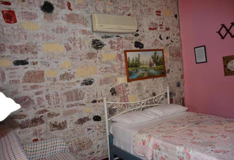 اتاق استاندارد سه تخته با چشم‌انداز باغ, Cunda Zehra Teyzenin Evi