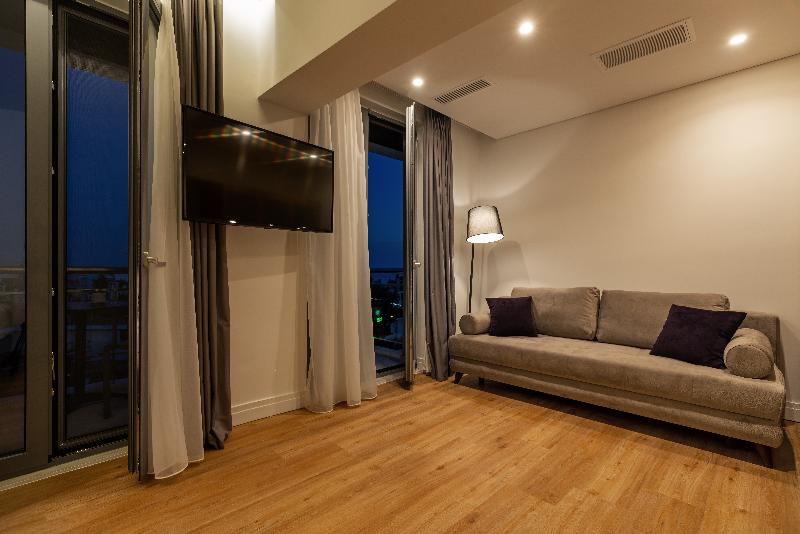 سوییت جونیور, Glyfada Riviera