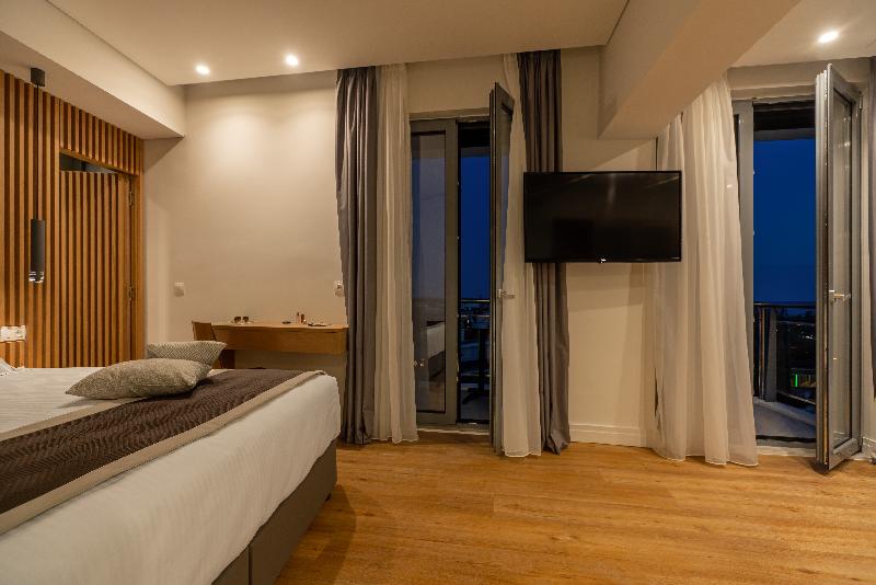 سوییت جونیور, Glyfada Riviera