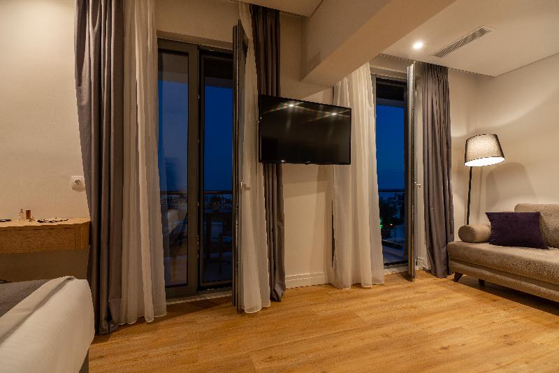 سوییت جونیور, Glyfada Riviera
