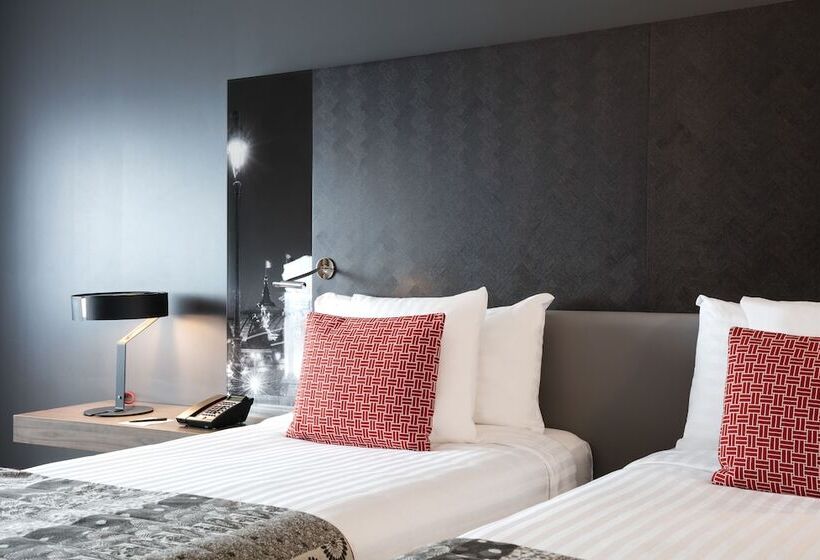 Standard Room Adapted for people with reduced mobility, Melia Paris La Defense