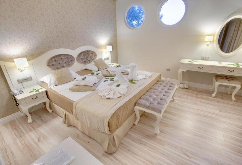 سوییت با چشم‌انداز باغ, The Pinehill Hotel & Suites