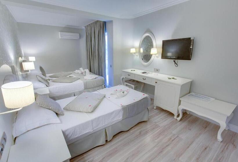 استودیوی استاندارد, The Pinehill Hotel & Suites