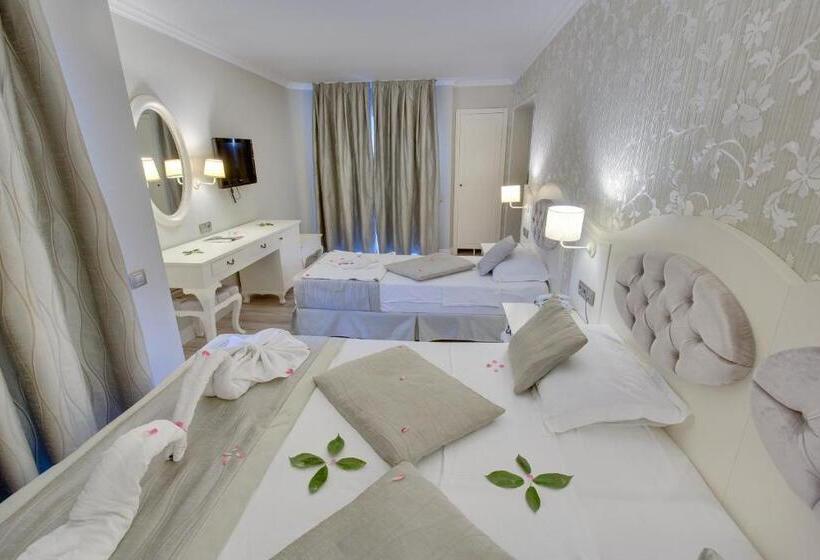 استودیوی استاندارد, The Pinehill Hotel & Suites