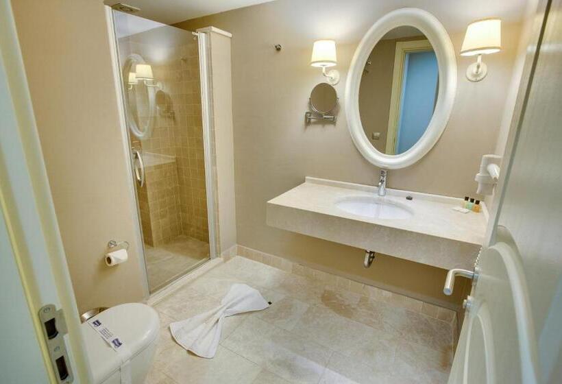 اتاق لوکس, The Pinehill Hotel & Suites