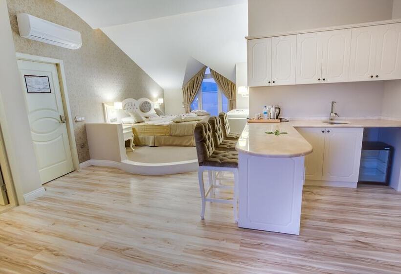 سوئیت پرزیدنت, The Pinehill Hotel & Suites