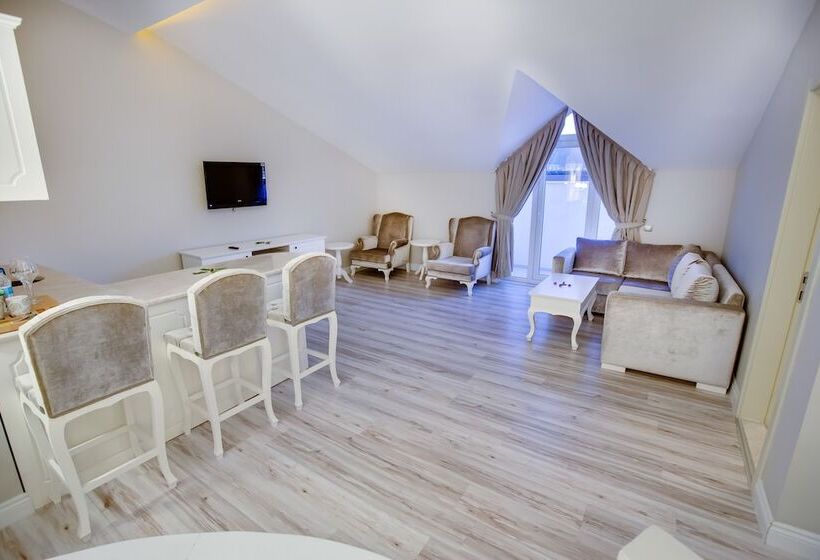 سوئیت پرزیدنت, The Pinehill Hotel & Suites