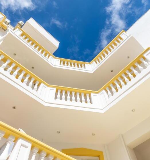استودیو استاندارد با چشم‌انداز استخر, Irini Apartments