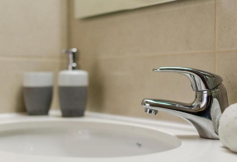 استودیو استاندارد با چشم‌انداز استخر, Irini Apartments