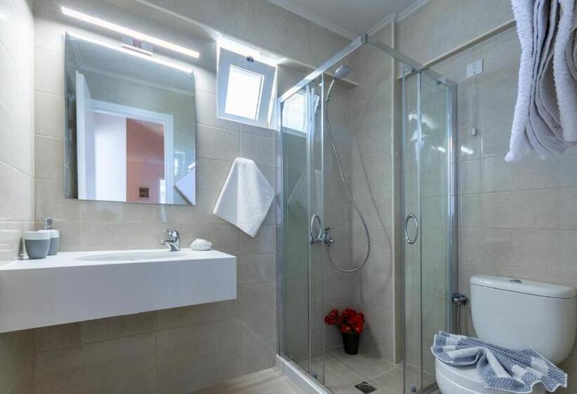 استودیو استاندارد با چشم‌انداز استخر, Irini Apartments