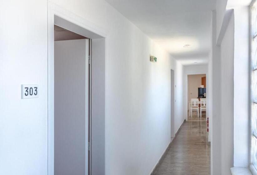 استودیو استاندارد با چشم‌انداز استخر, Irini Apartments