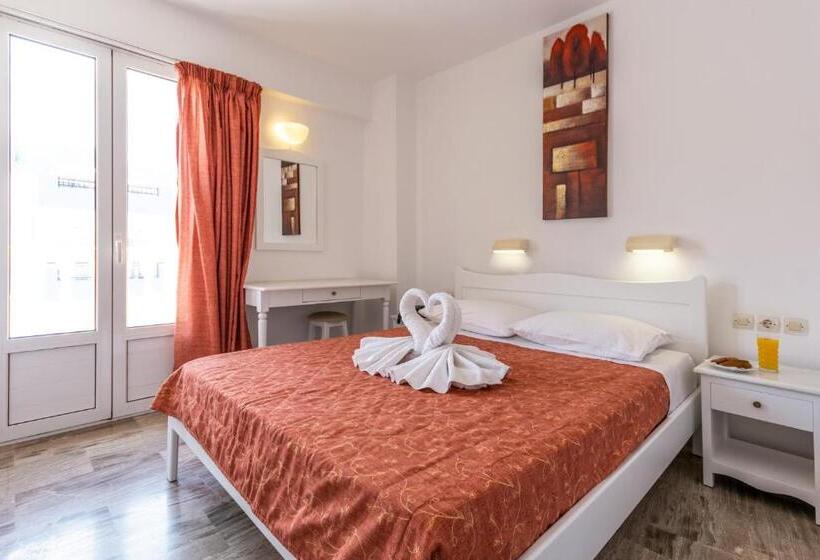 استودیو استاندارد با چشم‌انداز استخر, Irini Apartments