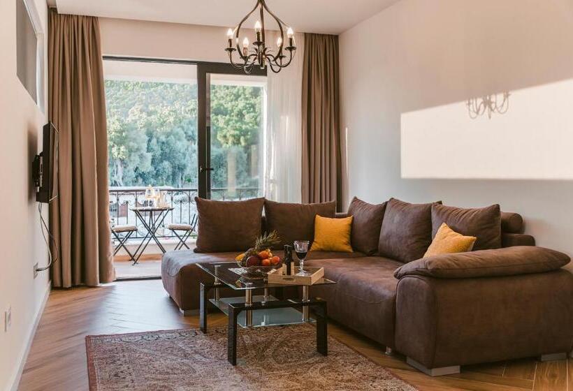 اتاق خانوادگی, Carolea Villas