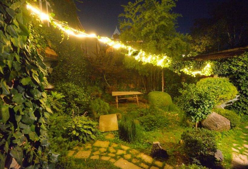اتاق استاندارد سه تخته با چشم‌انداز باغ, The Zodiac Garden