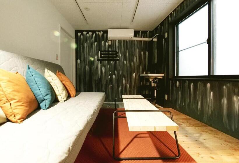 اتاق استاندارد چهارنفره با سرویس بهداشتی مشترک, Bench