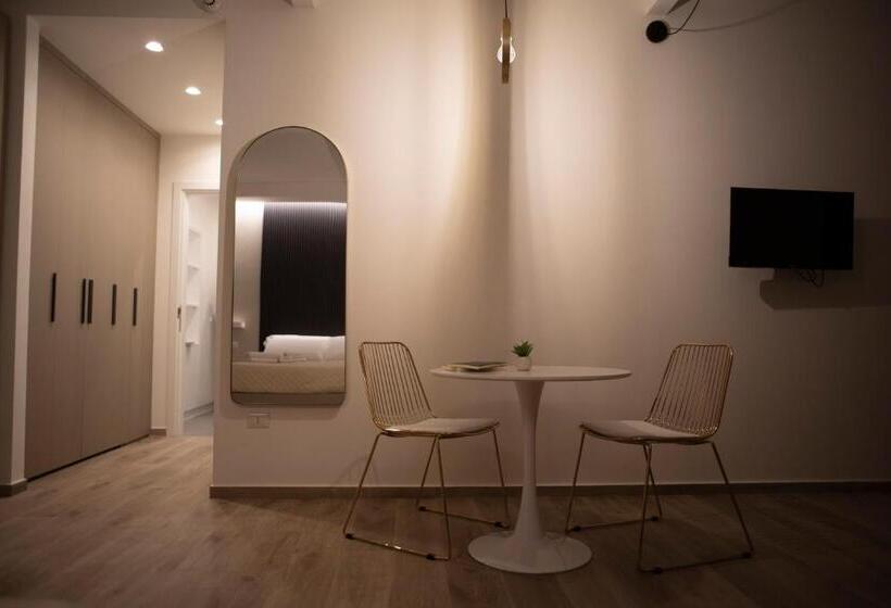 اتاق لوکس خانوادگی, House Room Civico 56