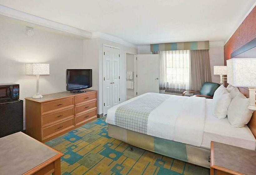 اتاق استاندارد با تخت بزرگ برای معلولان, Norwood Inn & Suites Merrillville