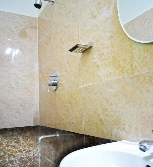 اتاق لوکس, B R Inn