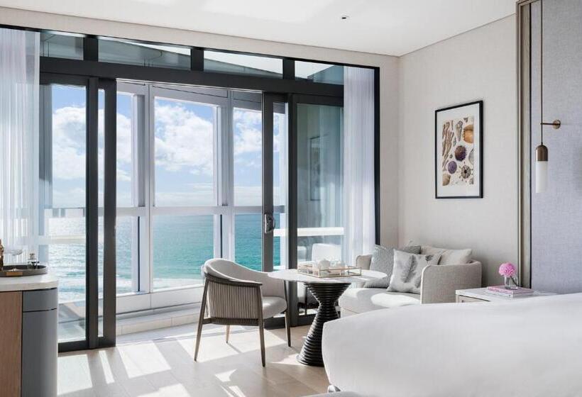 اتاق لوکس با تخت بزرگ, The Langham, Gold Coast And Jewel Residences