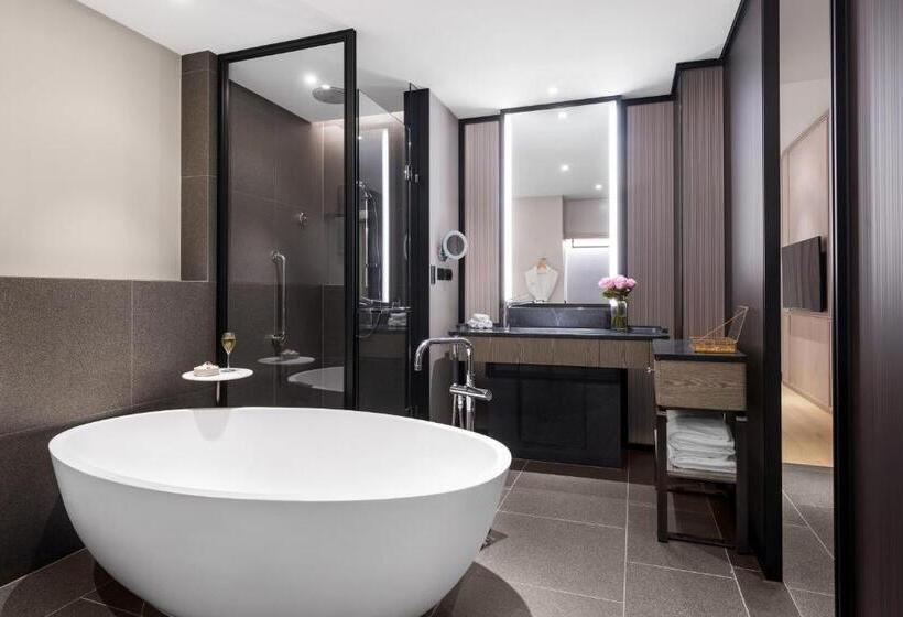 اتاق لوکس با تخت بزرگ, The Langham, Gold Coast And Jewel Residences