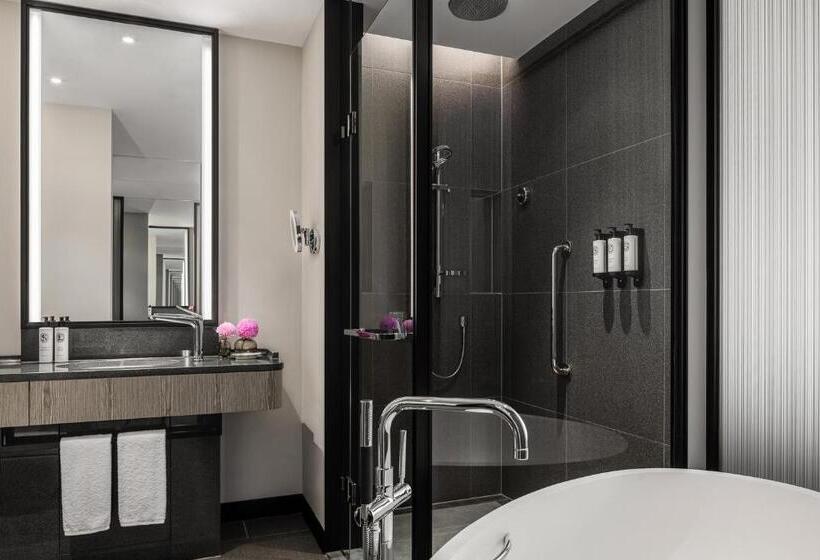 اتاق لوکس با تخت بزرگ, The Langham, Gold Coast And Jewel Residences