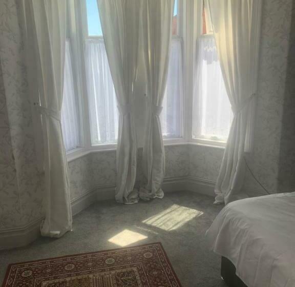 سوییت خانوادگی, The New Macleods Guest House
