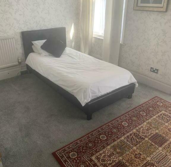 سوییت خانوادگی, The New Macleods Guest House