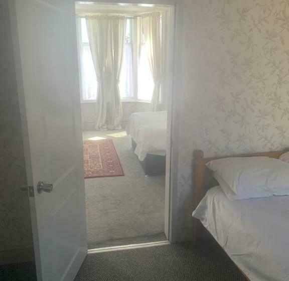 سوییت خانوادگی, The New Macleods Guest House