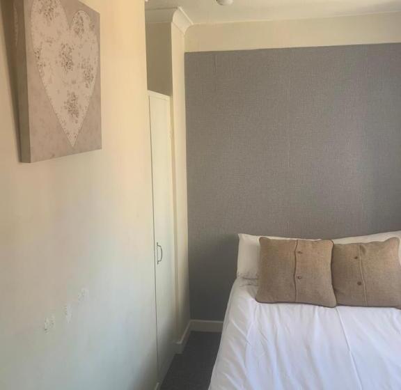 اتاق اکونومی, The New Macleods Guest House