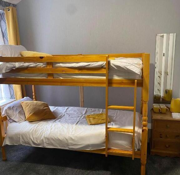 اتاق استاندارد چهار تخته, The New Macleods Guest House