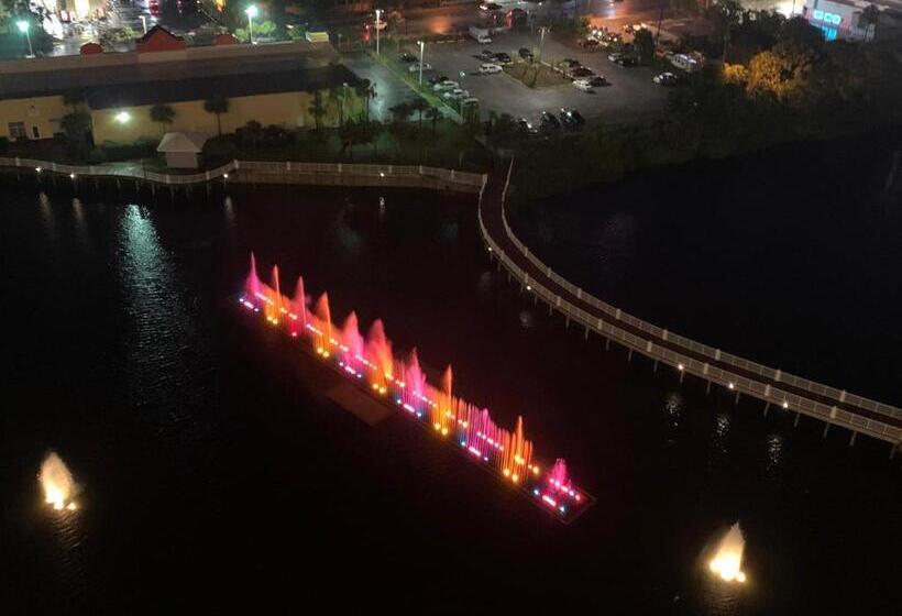 اتاق خانوادگی, 1717 Laketown Wharf 1 King Bedroom, 2 Bath