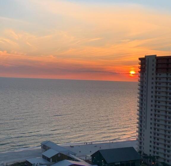 اتاق خانوادگی, 1717 Laketown Wharf 1 King Bedroom, 2 Bath
