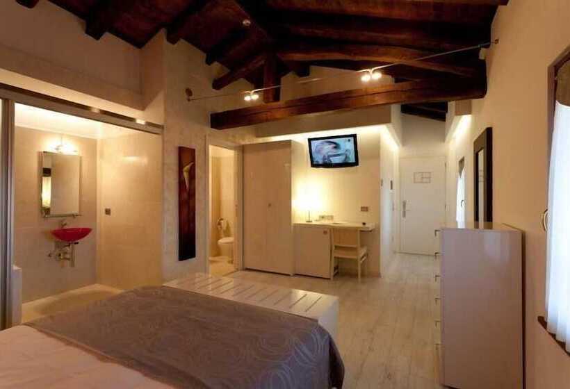 اتاق سوپریور با وان آب گرم, Antico Borgo Torricella
