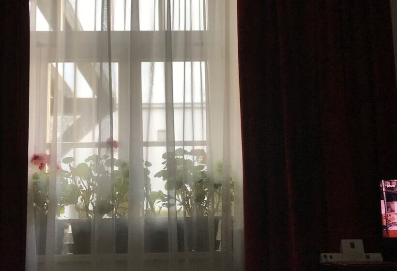 اتاق لوکس با چشم‌انداز باغ, Antik Hotel Sofia