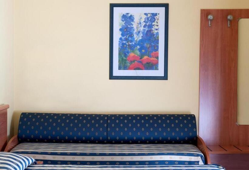 Standard Triple Room, Blue Ribbon