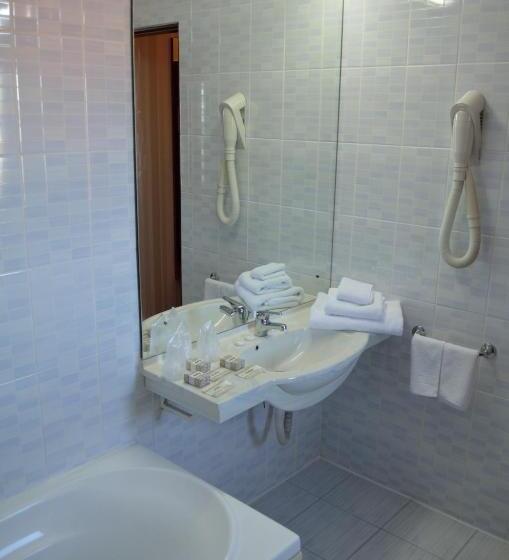 اتاق استاندارد سه نفره, Rusu
