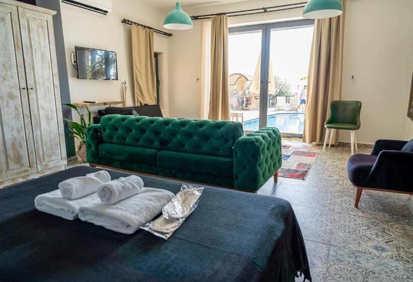 سوییت با چشم‌انداز استخر, Sultan Hotel Kalkan