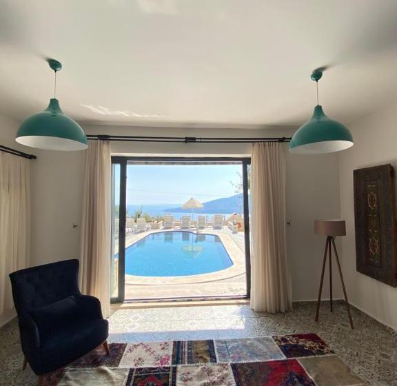 سوییت با چشم‌انداز استخر, Sultan Hotel Kalkan