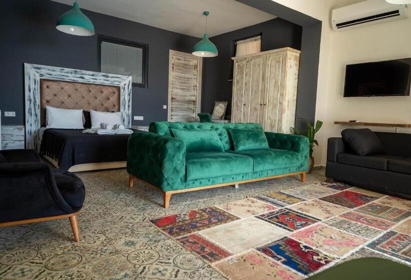 سوییت با چشم‌انداز استخر, Sultan Hotel Kalkan