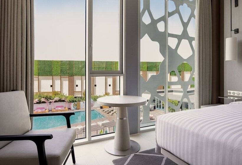 اتاق لوکس با چشم‌انداز استخر, Rabat Marriott