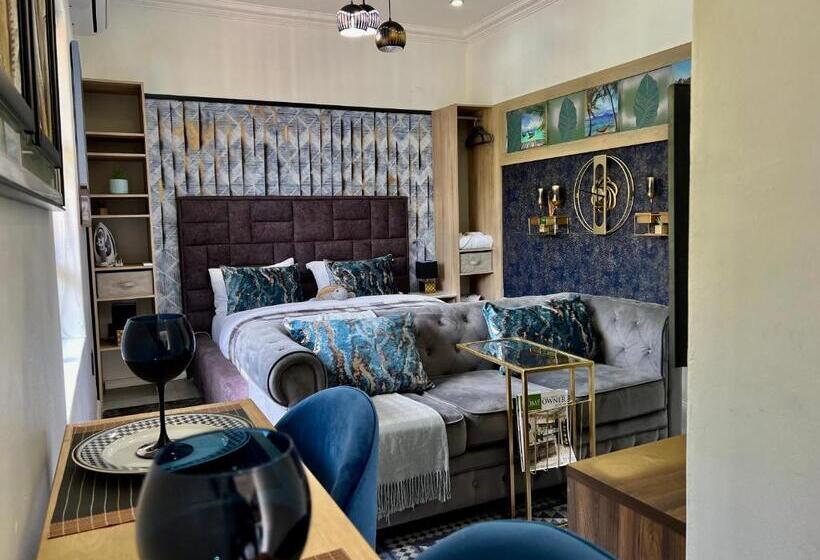 استودیوی استاندارد, 24 On Basil Boutique Luxury
