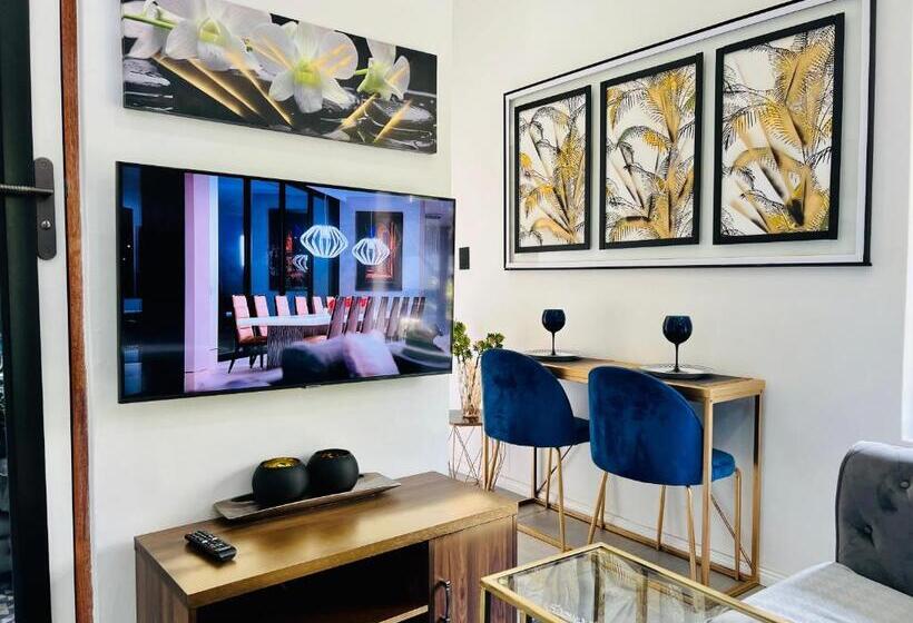 استودیوی استاندارد, 24 On Basil Boutique Luxury