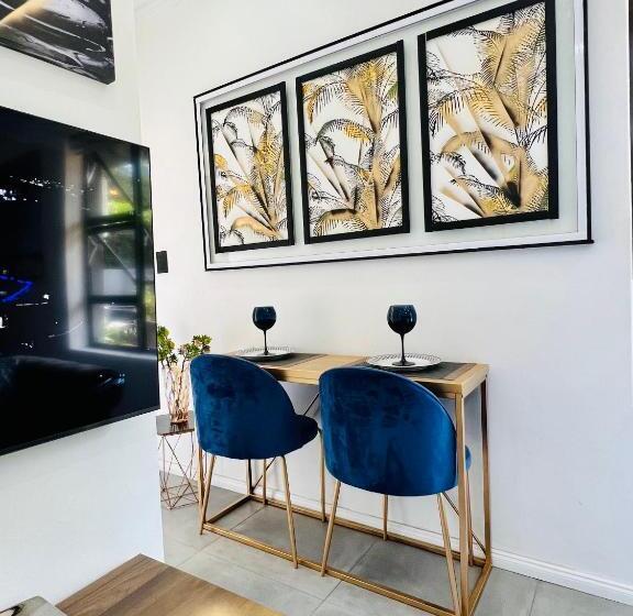 استودیوی استاندارد, 24 On Basil Boutique Luxury