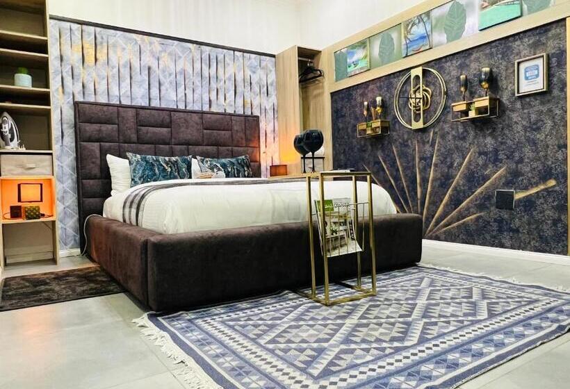 استودیوی استاندارد, 24 On Basil Boutique Luxury