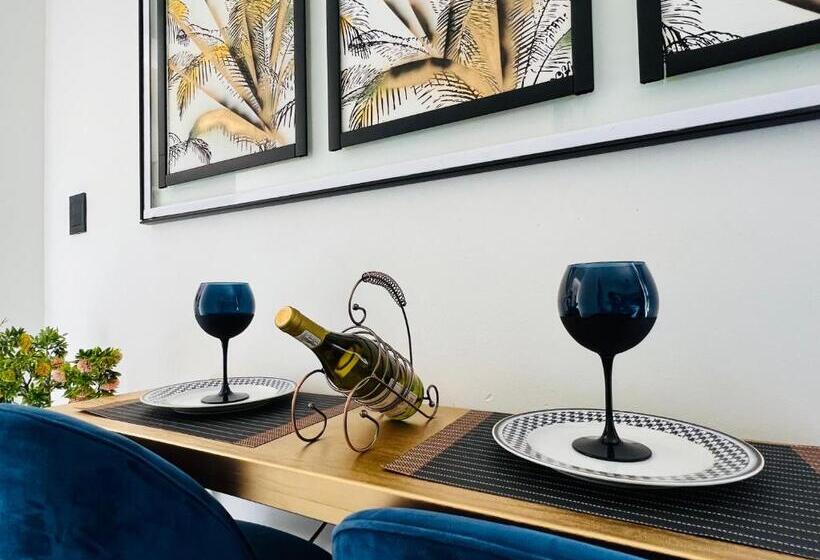 استودیوی استاندارد, 24 On Basil Boutique Luxury