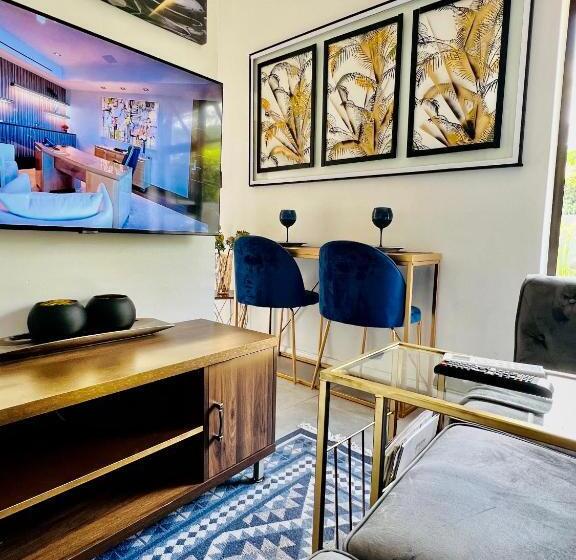 استودیوی استاندارد, 24 On Basil Boutique Luxury