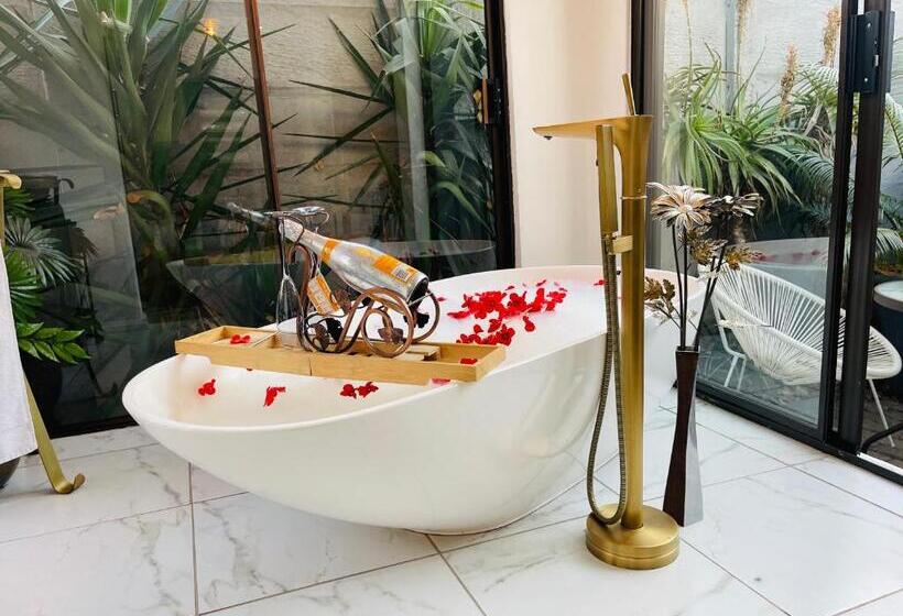 سوئیت پرزیدنت, 24 On Basil Boutique Luxury